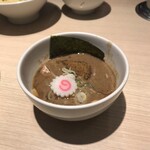 東京アンダーグラウンドラーメン 頑者 - 魚粉が食欲そそります　でも、Mだと麺が無くなる前にスープが無くなりそう