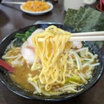 ラーメン 杉田家 - 麺は中太、少し縮れのモチモチ麺