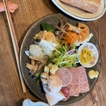 つなぐ食堂 - 世界のお惣菜盛合わせ（パン付き）¥1408