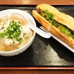Thuan Viet Food Restaurant - ミニフォー（鶏肉）とバインミー（焼き肉）