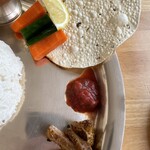 アンナプルナ - ムラコアチャール、トマトコアチャール、サラダ、パパド