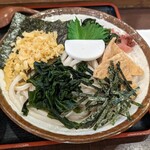 こんぴら茶屋 - 冷やし三品うどん（たぬき、きつね、わかめ） 大盛り