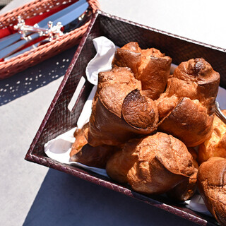 Freshly baked bread with fluffy texture ◎All you can eat homemade popovers!