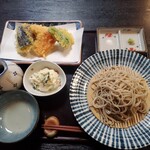 241647728 - 野菜天ぷらのおすすめセット¥1000
                      蕎麦は粗挽き細打ち