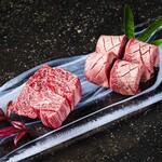 神戸牛512 - 特選和牛の焼肉三種盛り(厚切りタン、ハラミ)