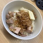 ラーショマルミャー - にゃんこ飯。角切りチャーシューやカツオ節やバターが