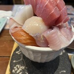 シハチ鮮魚店 - シハチ名物10種海鮮丼1749