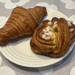 パンカラト ブーランジェリーカフェ - クロワッサン350円とカルダモンロール320円