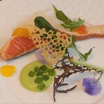 un-treize - サーモンとイクラ　うすい豆ピューレ