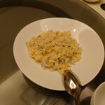 Shisen - ○チャーハン
                      塩味でラードの旨味があり
                      軽くブラックペッパーの味わいで締められている
                      ホテル中華らしい、お上品な味わいに仕上がっている