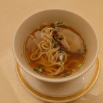 Shisen - ◯叉焼麺
                      鶏ガラ出汁な醤油味だけど、何となくは異国感はある
                      麺は少し伸びてる感はあるけれど、モッチリ感もある