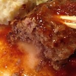 神戸パリ食堂 - ハンバーグ。
      肉汁がジュワッと出てきます。
      自家製のソースも絶品！