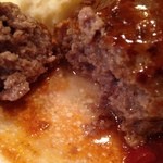 神戸パリ食堂 - ハンバーグ。
      肉汁がジュワッと出てきます。
      自家製のソースも絶品！