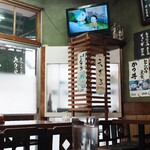 そば処 大むら - 壁、床、テーブル、椅子の色合いとくたびれ感が良き。