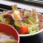 橋の駅錦帯橋 展望市場 - 岩国寿司セットの海鮮サラダ