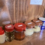 横浜家系 まるに家 - 左から、白胡麻、お酢、豆板醤、おろしニンニク、おろし生姜、コショウ