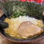 横浜家系 まるに家 - ラーメン並＋玉ねぎ＋のり増し