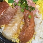 海鮮三昧 丼丸 - ネタは結構大きいです。