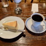カフェ・アンセーニュ・ダングル - ガトーフロマージュとブレンドコーヒー