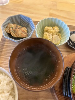 MUU MUU CHICKEN - ワカメスープ、チヂミ、高野豆腐の卵とじ❗️