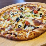 アリーズ フレンド カフェ&レストラン - ビーフケバブピザ Mサイズ