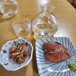 241667376 - 日本酒＋漬け鮪（お通しは鮭とば）