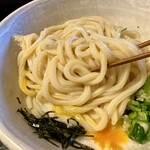 麺家さくら - 鶏天は麺の下に隠して、まずは麺からいただきます