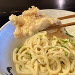 麺家さくら - 出汁と黄身とトロロを吸った鶏天をいただく（味変）
