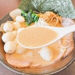 クリーミーTonkotsuラーメン 麺家神明 - クリーミーとんこつチャーシュー(スープリフト)