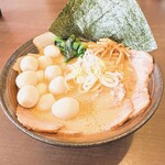 クリーミーTonkotsuラーメン 麺家神明 - クリーミーとんこつチャーシュー(うずら増し)