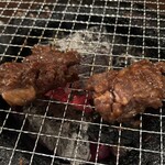 亀戸ホルモン - 牛サガリを焼いてて。