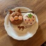 Quatre Cafe&Donut - ネコちゃん　ホワイトストロベリー　ドーナツ