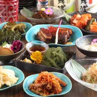 本場沖縄料理のも沢山ご用意しております。