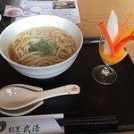 たけひろ - ワンコインのうどんと野菜スティック。お出しがやさしい。