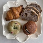 パン・菓子工房 oui - あんバター
カンパーニュ いちじくナッツ　350円
桑茶あんベーグル　250円
クロワッサン　210円