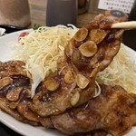 わ楽 - ニンニクチップたっぷり　ソース風味ダレ