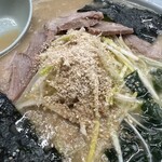 とんとんラーメン - ゴマをたっぷり擦って！