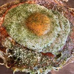 Hiroshimayaki Toshi - そば肉玉 そば入り １１００円、イカ天、玉子ダブル、各１４０円。手際よく仕上げた広島焼きは、ごちそうですね。