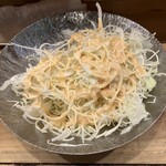 串屋横丁 - お通しのキャベツ千切り。ドレッシングが美味しい。