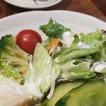 キッチン ブルー グローブ - サラダ、お新香を添えながら