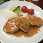 キッチン ブルー グローブ - 豚ヒレ肉ソテーのアップ　アーモンドと味噌色のソース