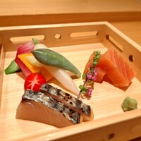 鮨 銀座おのでら 弟 本店 - ⚫お造り２種
                    「スモーク鰆　カジキ鮪昆布〆　彩り野菜」