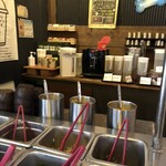 トーマスカフェ - 全体的に明かりがちょっと暗めです。