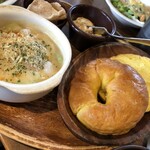 トーマスカフェ - アボカドシュリンプのグラタン
      カボチャのベーグル
      ベーコン&サラミのクリームチーズ
      えびせんべい