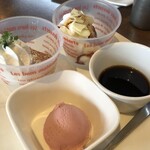 トーマスカフェ - カボチャのチーズケーキとアフォガードにストロベリーのアイス