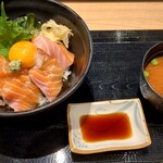 魚や よいち - サーモンユッケ丼　（味噌汁付き）