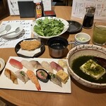 豊洲場外食堂魚金 - お通し(帆立クリームコロッケ)、おまかせ並握り、青のりどうふ、春菊の爆弾サラダ