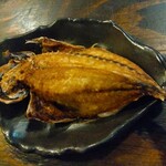 小田原産 朝どれ地魚地酒 湘南大衆横丁 - お通し。頭から全部食べられる