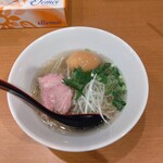 七壱 - 牛骨塩ラーメン(900円)
            クーポン〔煮たまご〕