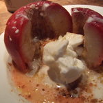 カフェ マメヒコ - カットした中からソースが流れ出ます。